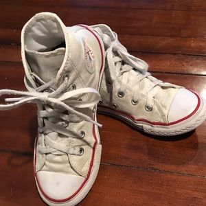 Kids white distress CONVERSE HIGHTOPS. SZ Youth 1
